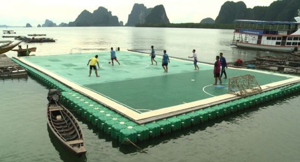 ​Dans le sud de la Thaïlande, un terrain de foot flottant remet une île à flot