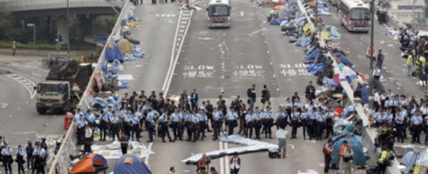 La police de Hong Kong interpelle les irréductibles