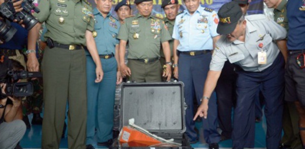 L’une des boîtes noires de l’avion d’AirAsia récupérée