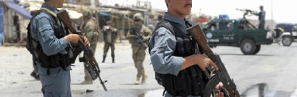 Un policier afghan tue son commandant et un responsable local