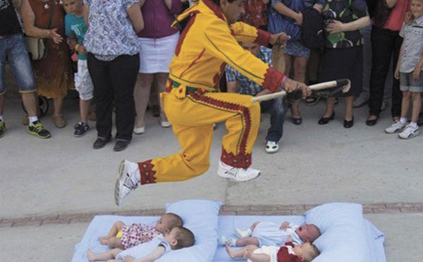 Les festivals à voir une fois dans sa vie : Le festival du “Saut de bébés” (Espagne)