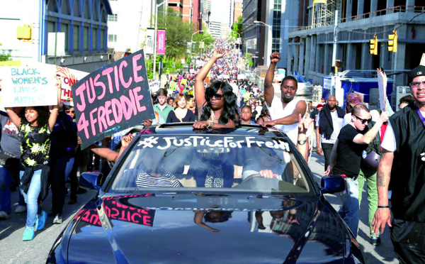 Des centaines de manifestants dans la rue malgré le couvre-feu à Baltimore