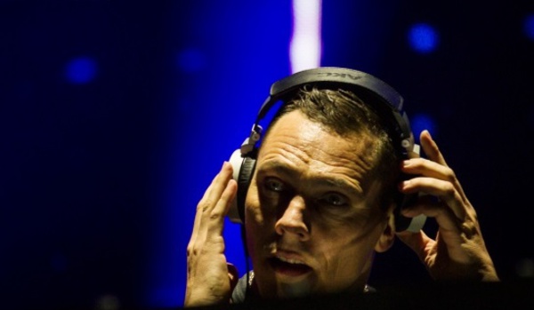 ​Tiesto crée la surprise en publiant un album