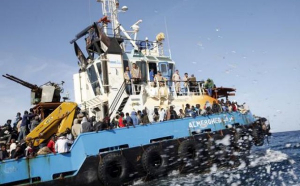 Au large des côtes libyennes, un bateau de migrants chavire à l'arrivée des secours