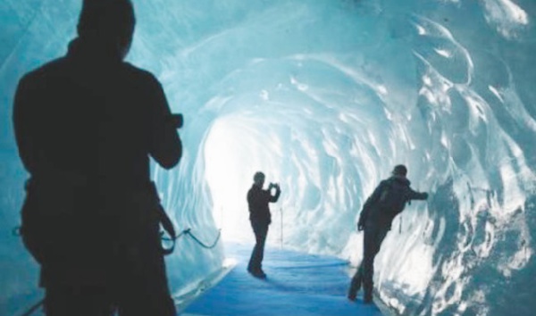 La Mer de Glace, haut lieu menacé du tourisme dans les Alpes françaises