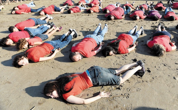 Artistes et activistes culturels gisant sur la plage de Rabat pour Aylan