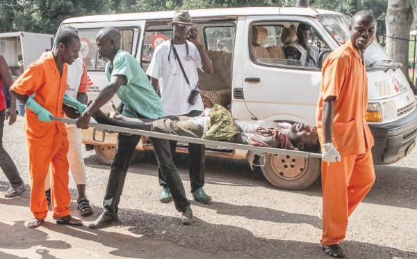 Bangui, sous haute tension, paralysée par des barricades