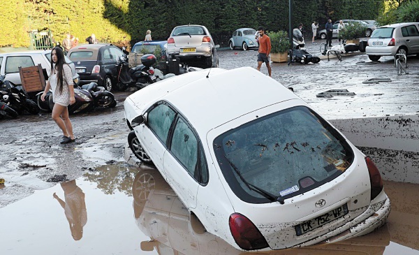 10 morts et six disparus dans des inondations en France