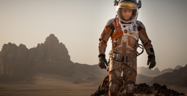 “Seul sur Mars” attire les foules et prend la tête du box office