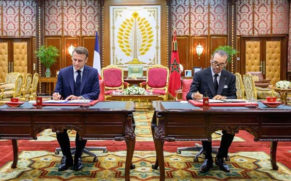 SM le Roi Mohammed VI et le Président Emmanuel Macron président la cérémonie de signature de plusieurs accords entre le Royaume du Maroc et la République française