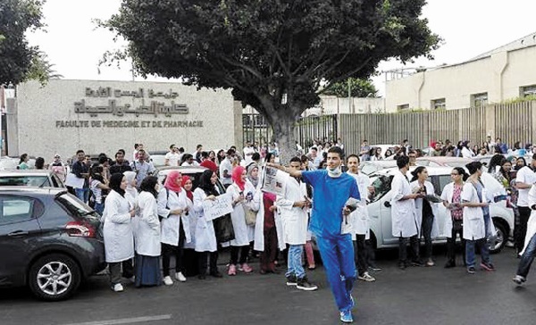 Les étudiants des Facultés de médecine remettent leur blouse