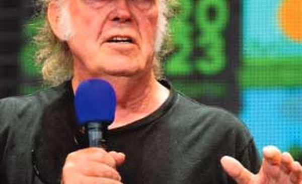 Après ses critiques, Neil Young jouera finalement au festival de Glastonbury