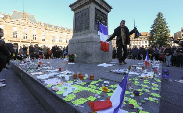 Hommage aux 130 morts et 350 blessés des attentats de Paris