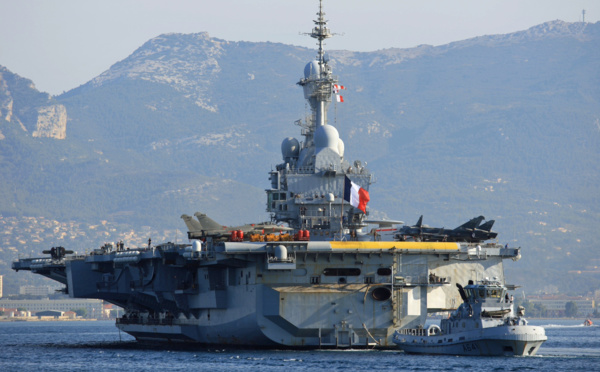 Le porte-avions français Charles de Gaulle fait route vers le Golfe