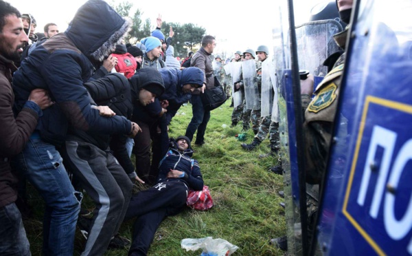 En Grèce, vaste opération policière pour évacuer les migrants de la frontière avec la Macédoine