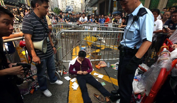 Des dizaines de blessés dans une émeute à Hong Kong