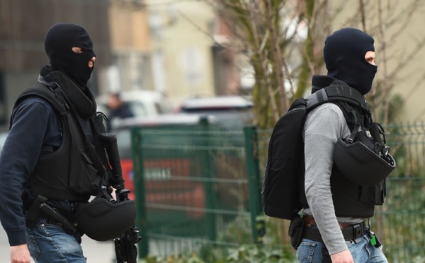 Attentats de Paris: les opérations de police se poursuivent en Belgique