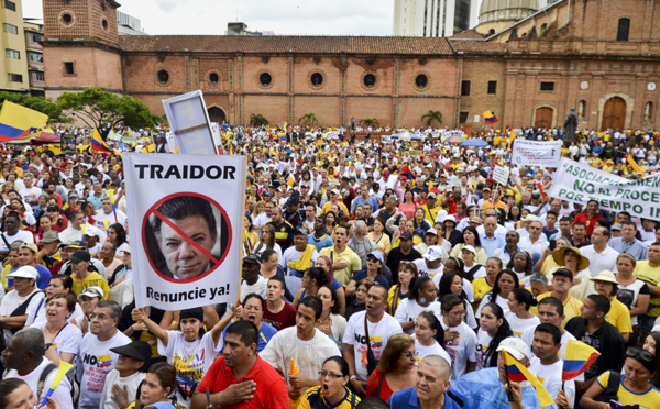 Des milliers de manifestants contre le processus  de paix en Colombie