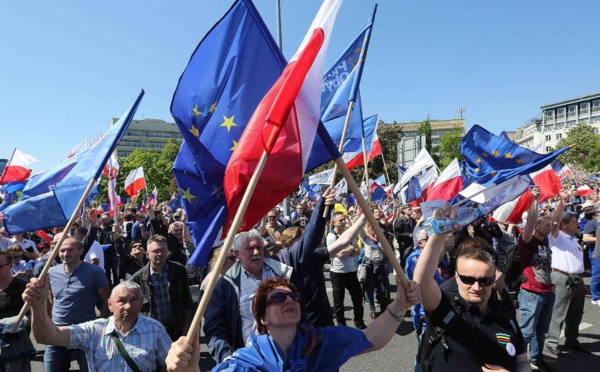 Record de 240.000 manifestants contre le gouvernement à Varsovie