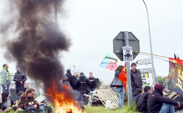 Le robinet des carburants, nouvelle arme de la fronde sociale en France