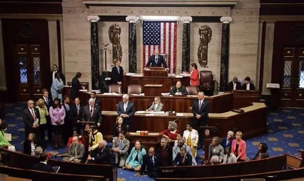 "Sit-in" des représentants démocrates contre les armes à feu aux Etats-Unis